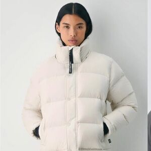 Aritzia super puff Women's matte pearl  shorty size XS